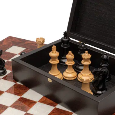 Elementos del juego de ajedrez de lujo en la caja con compartimentos - Le Palais Des Echecs