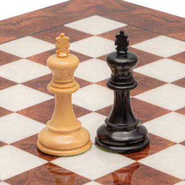 Posición final de los reyes del ajedrez sobre el tablero de briarwood