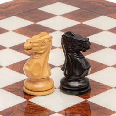 Detalles de los caballos del juego de ajedrez de lujo sobre tablero de briarwood