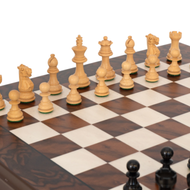 Detalles de las piezas blancas del juego de ajedrez Kingsclere jugando una partida