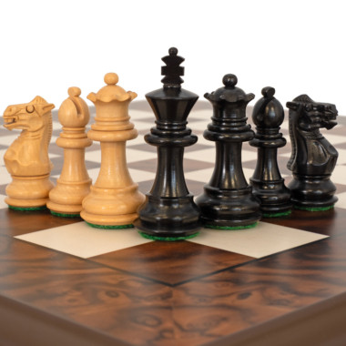 Primer plano de las piezas mayores del juego de ajedrez Kingsclere