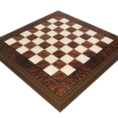 Tablero de juego de ajedrez Kingsclere de madera con acabado elegante y cuidado