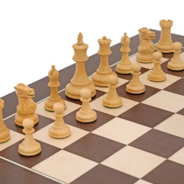 Détails des pièces blanches en bois du Jeu d'Échecs Miniature Luxe Couronnement, angle serré