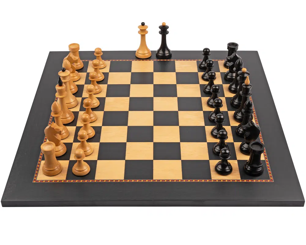 Vue en biais du jeu d'échecs avec les rois en position centrale - Le Palais Des Echecs