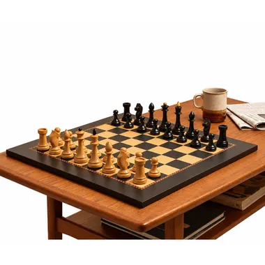 Juego de ajedrez instalado sobre una mesa en un salón acogedor con sillones
