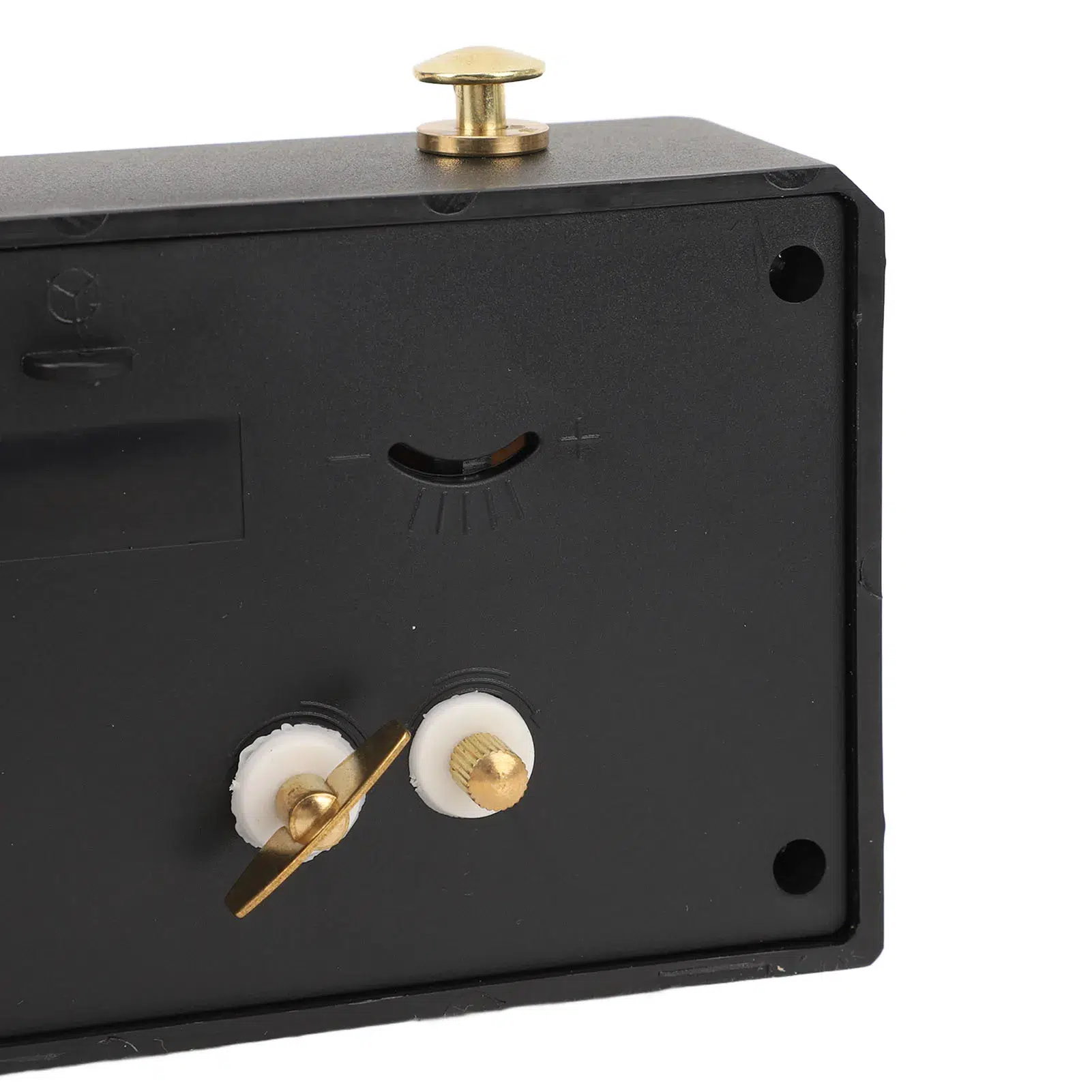 Vue arrière de l'horloge d'échecs montrant les réglages pour un usage pratique