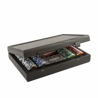 Vue d'ensemble du coffret ouvert avec jetons et accessoires de poker