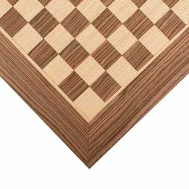 Detalle del tablero de ajedrez de madera de olivo y wengué, resaltando el acabado cuidado