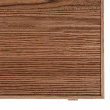 Vue de la surface du jeu de backgammon en bois, mettant en avant la texture - Le Palais Des Echecs