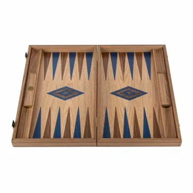Jeu de backgammon ouvert, montrant les motifs et les pièces à l'intérieur - Le Palais Des Echecs