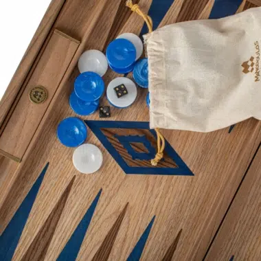 Détails du jeu de backgammon avec pions et dés disposés sur le plateau - Le Palais Des Echecs
