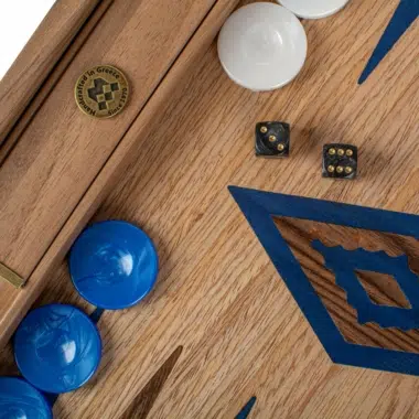 Gros plan sur les dés et les pions du jeu de backgammon aux motifs raffinés - Le Palais Des Echecs