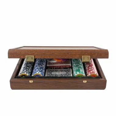 Coffret de poker en bois ouvert, avec jetons colorés et cartes - Le Palais Des Echecs
