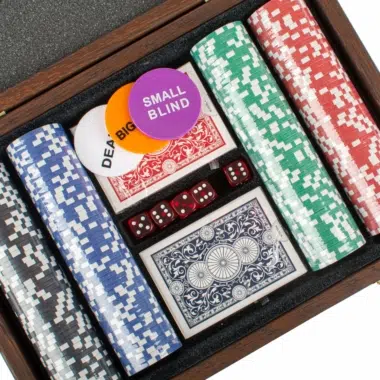Coffret de poker présentant jetons, cartes et dés, ambiance de jeu convivial