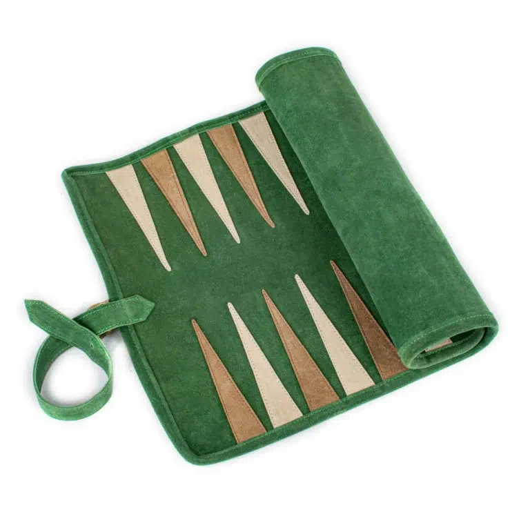 Backgammon enrollable en ante verde bosque, vista general desplegado