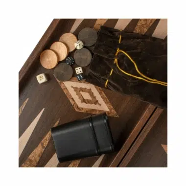 Backgammon de marquetería de wengué: fichas, dados, cubilete y bote de cuero