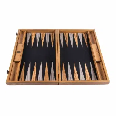 Vue intérieure du plateau de backgammon avec pions chêne sur fond noir