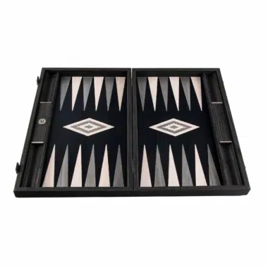 Plateau de backgammon Vavona gris nacré avec éléments de jeu visibles, angle de côté