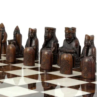 Detalles de las piezas negras del tablero Isla de Lewis, puesta en escena elegante - Le Palais Des Echecs