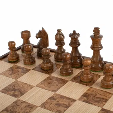 Détails des pièces en bois foncé sur le plateau d'échecs 40x40 cm - Le Palais Des Echecs