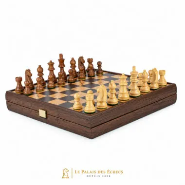 Ángulo lateral del juego de ajedrez Nogal 40x40 cm, piezas Staunton elegantes - Le Palais Des Echecs