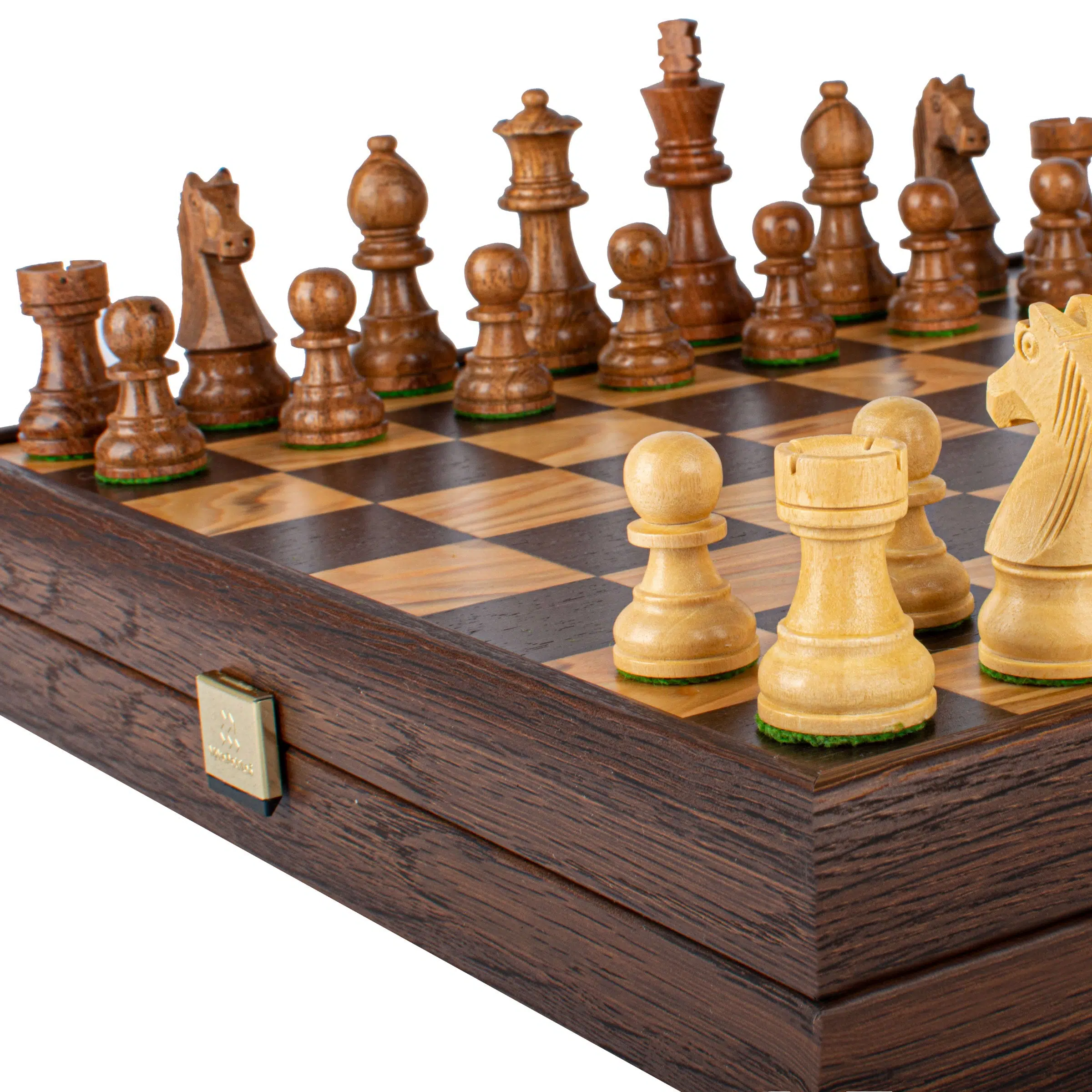 Focus sur les pièces en bois foncé du jeu d'échecs Noyer 40x40 cm - Le Palais Des Echecs