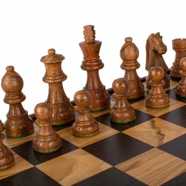 Détails des pièces en bois clair du jeu d'échecs Noyer 40x40 cm, design Staunton