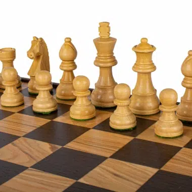 Vue rapprochée sur les pions du jeu d'échecs Noyer 40x40 cm, qualité artisanale - Le Palais Des Echecs