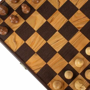 Aperçu de la planche de jeu d'échecs Noyer 40x40 cm avec pièces claires en action