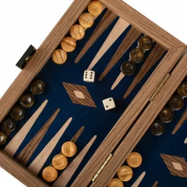 Vista cenital del tablero de backgammon con los dados y las fichas en posición