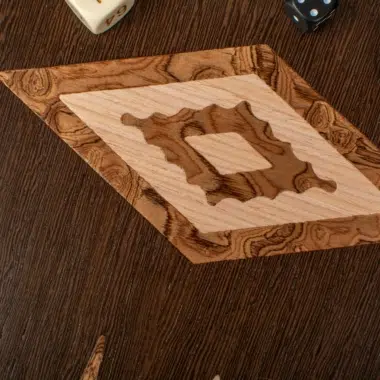 Detalle de la marquetería del juego de backgammon Wengé y Raíz de Nogal - Le Palais Des Echecs