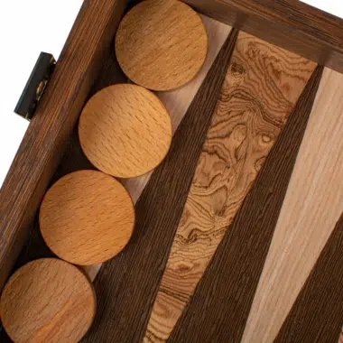 Fichas de madera clara del juego de backgammon en vista cercana sobre el tablero - Le Palais Des Echecs