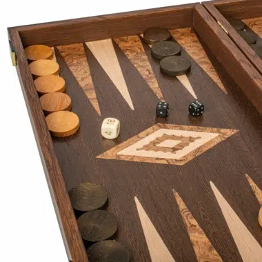 Juego de backgammon en plena acción con fichas movidas sobre el tablero - Le Palais Des Echecs