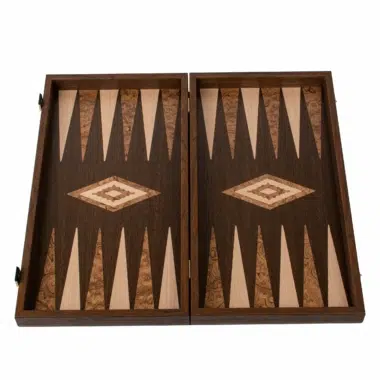 Juego de backgammon abierto mostrando su diseño en marquetería refinada - Le Palais Des Echecs