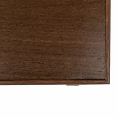 Detalle de la superficie de madera del juego de backgammon Wengé y Raíz de Nogal - Le Palais Des Echecs