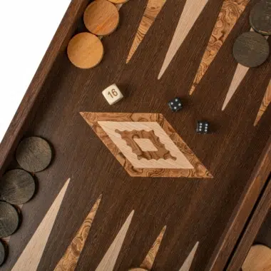 Detalles de las fichas sobre el tablero de backgammon en marquetería - Le Palais Des Echecs