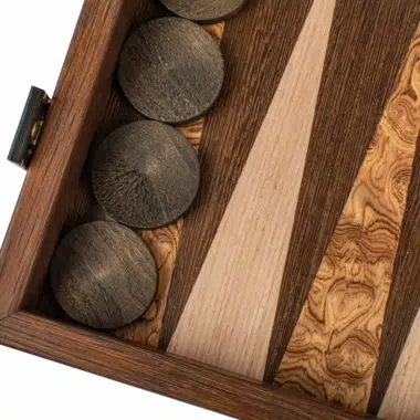 Vista cercana de los elementos de madera del juego de backgammon Wengé - Le Palais Des Echecs