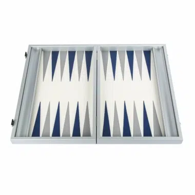 Plateau de Backgammon bleu marine ouvert avec des pions en simili cuir et dés visibles