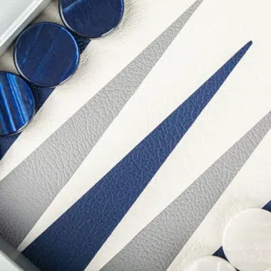 Gros plan sur les pions colorés de l'ensemble Backgammon bleu marine en simili cuir