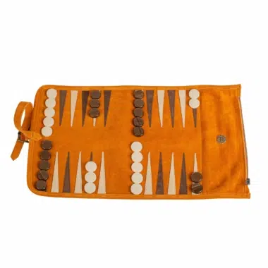 Backgammon enrollable de ante marrón con fichas y dados, listo para jugar sobre una superficie colorida