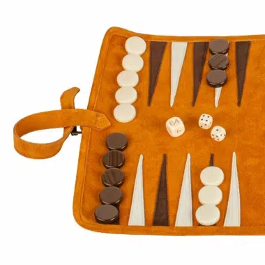 Detalles del backgammon enrollable de ante marrón, fichas y dados sobre el tablero de terciopelo - Le Palais Des Echecs