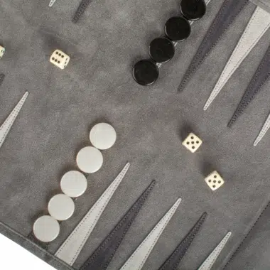 Détail du jeu de backgammon en daim vert forêt avec pions et dés - Le Palais Des Echecs