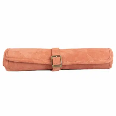 Ensemble de Backgammon enroulable en daim saumon, version fermée avec boucle en cuir
