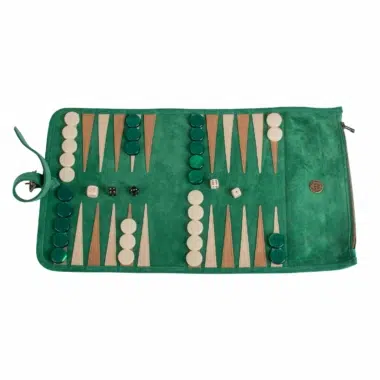 Plateau de backgammon en daim vert forêt, pièces et dés en place, ambiance de jeu