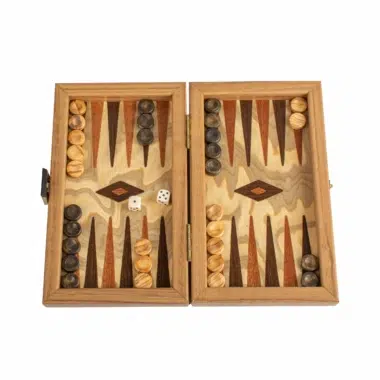 Backgammon pequeño de corcho natural con diseño cúbico - fichas de madera