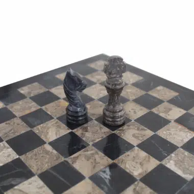 Jeu d’échecs en marbre présenté sur son coffret rigide gris