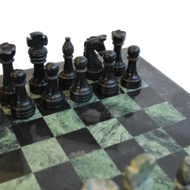 Jeu d’échecs en marbre noir et vert de 30 cm avec coffret