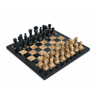 Juego de ajedrez en mármol negro y beige, piezas colocadas sobre el tablero