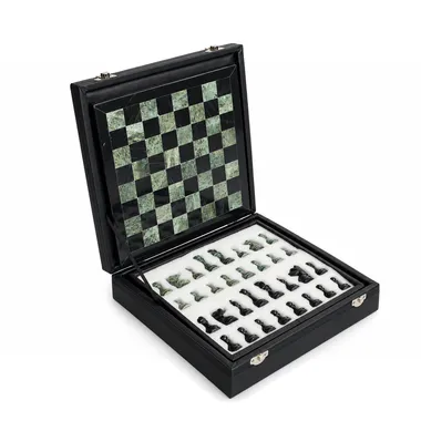 Caja de almacenamiento abierta mostrando el tablero de mármol y las piezas guardadas