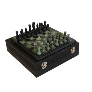 Jeu d’échecs en marbre noir et vert sur échiquier de 23 cm